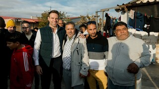 Κασσελάκης: «Είμαστε με όλη την κοινωνία» - Επισκέφτηκε καταυλισμό Ρομά στην Αχαΐα