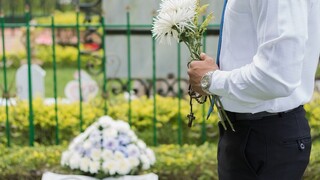 Ζάκυνθος: Κήδεψαν και έκλαψαν μια ξένη – Σε σοκ η οικογένεια της νεκρής