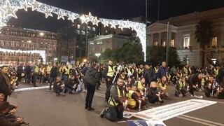 Καθιστική διαμαρτυρία των ένστολων έξω από τη Βουλή - Κλειστό το κέντρο