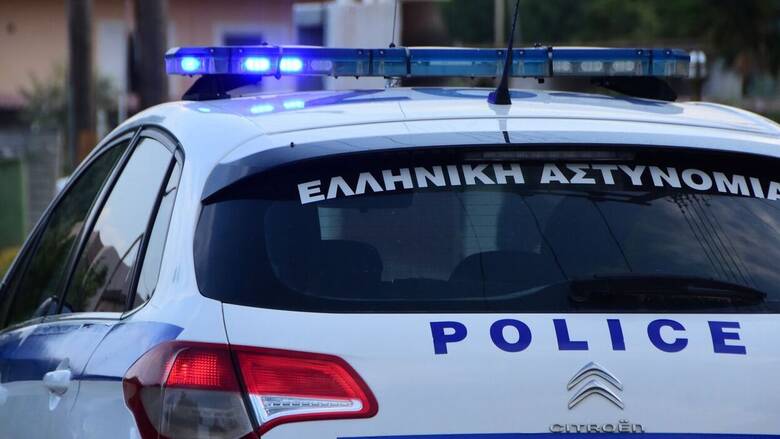 Συνελλήφθησαν τρία άτομα που λήστεψαν 19χρονο στο Μοναστηράκι και τον  πυροβόλησαν - CNN.gr