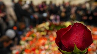 Πράγα: Πλήθος κόσμου αφήνει λουλούδια και αναμμένα κεράκια στο Πανεπιστήμιο του Καρόλου