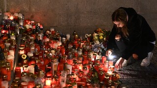Ημέρα πένθους στην Πράγα μετά το μακελειό - Τέσσερις συλλήψεις επίδοξων «μιμητών»