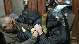 Σερβία: Διαδηλώσεις και επεισόδια στο δημαρχείο του Βελιγραδίου