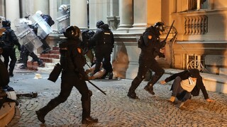 Βελιγράδι: Άγριες συμπλοκές διαδηλωτών με την αστυνομία - Καταγγέλλουν νοθεία στις εκλογές