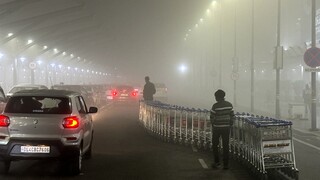 Ινδία: Ακυρώσεις πτήσεων στο Νέο Δελχί λόγω ομίχλης και ρύπων - SOS για την υγεία των κατοίκων   
