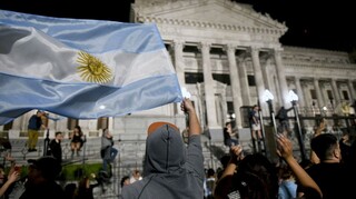 Αργεντινή: Χιλιάδες διαδηλωτές εναντίον της μαζικής «απορρύθμισης» που προωθεί η κυβέρνηση Μιλέι