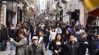 Τα τελευταία ψώνια για την Πρωτοχρονιά: Πλημμύρισε το κέντρο της Αθήνας