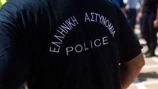 Κρήτη: Αστυνομικοί άκουσαν εκκλήσεις σε βοήθεια ηλικιωμένης και έσωσαν τον γιο της