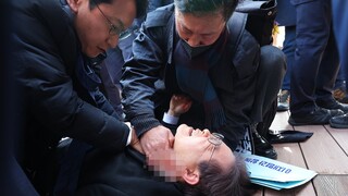 Νότια Κορέα: Επίθεση με μαχαίρι δέχθηκε ο ηγέτης της αντιπολίτευσης -  Τραυματίστηκε στον λαιμό