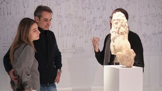 Επίσκεψη του Κυριάκου Μητσοτάκη με την κόρη του Δάφνη στο Μουσείο Κυκλαδικής Τέχνης