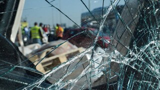 Θεσσαλονίκη: Σύγκρουση νταλίκας με ΙΧ στη γέφυρα του Αξιού