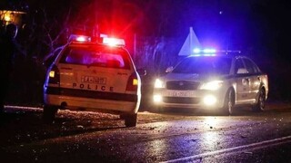 Εύβοια: Αυτοκίνητο ανατράπηκε μετά από σύγκρουση με σταθμευμένα οχήματα