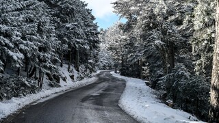 Διεκόπη η κυκλοφορία οχημάτων στην Λεωφόρο Πάρνηθας λόγω χιονόπτωσης