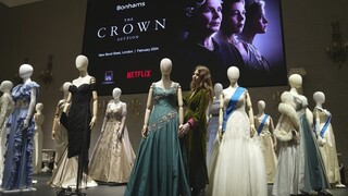 Βρετανία: «Στο σφυρί» κοστούμια και αντικείμενα από τη σειρά The Crown