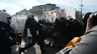 Συγκέντρωση φοιτητών στο κέντρο της Αθήνας - Μικροεπεισόδια μπροστά στη Βουλή