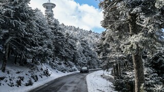 Διεκόπη η κυκλοφορία στην Πάρνηθα λόγω χιονόπτωσης