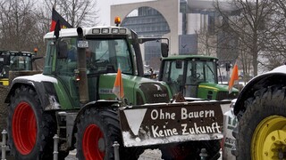 Γερμανία: Χιλιάδες τρακτέρ στο Βερολίνο - Αμετακίνητη η κυβέρνηση στις αγροτικές κινητοποιήσεις