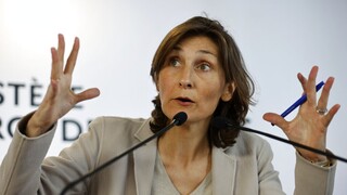 Γαλλία: Την παραίτηση της υπουργού Παιδείας ζητά η αντιπολίτευση