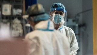 Παγκόσμια αύξηση των νέων κρουσμάτων κορωνοϊού - Χαμηλά οι νοσηλείες και οι θάνατοι