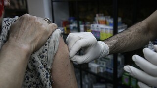 Φαρμακοποιοί: «Ναι» στους εμβολιασμούς στα φαρμακεία - Τι απαντούν στους γιατρούς