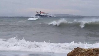 Σκόπελος: Το Skiathos Express «παλεύει» με τα κύματα έξω από το λιμάνι