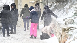 Μικροί και μεγάλοι στην Πάρνηθα για «χιονοπόλεμο»