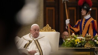 Ρώμη: Ακτιβίστριες διέκοψαν λειτουργία του πάπα Φραγκίσκου - Δείτε γιατί