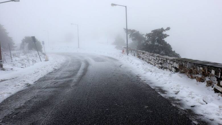 Κακοκαιρία: Έκλεισε η λεωφόρος Πάρνηθος από το ύψος του τελεφερίκ λόγω χιονόπτωσης