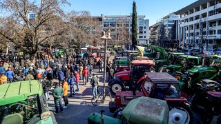 Λάρισα: Στην κεντρική πλατεία της πόλης με τα τρακτέρ οι αγρότες