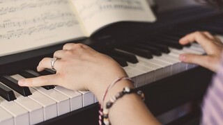 Έρευνα: «Φάρμακο» για τον εγκέφαλο η μουσική και το τραγούδι –  Ο ρόλος του πιάνου