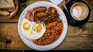 Έξαλλοι οι Βρετανοί με την προσθήκη ανανά στο παραδοσιακό αγγλικό πρωινό