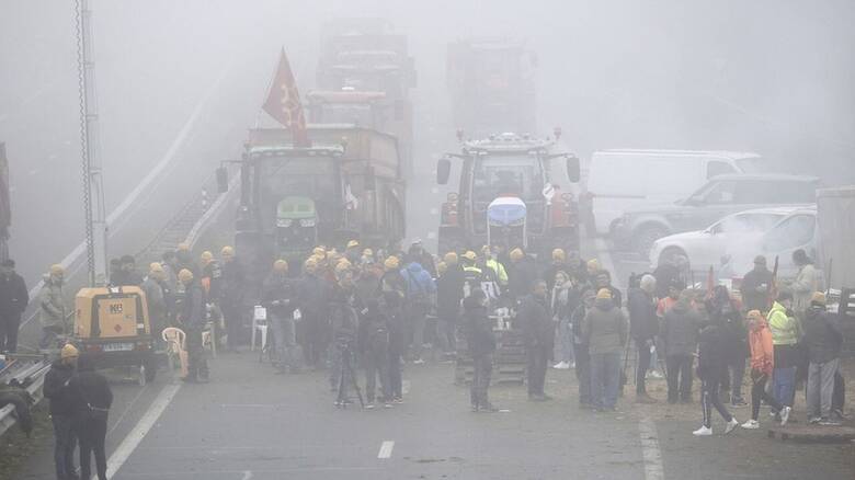 Βέλγιο: Μπλόκα αγροτών στα σύνορα με την Ολλανδία - Απέκλεισαν το λιμάνι της Αμβέρσας