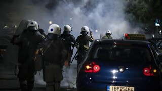 Θεσσαλονίκη: Κουκουλοφόροι επιτέθηκαν με μολότοφ σε διμοιρία των ΜΑΤ απέναντι από το ΑΠΘ