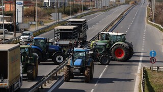 Οι αγρότες κλείνουν την εθνική οδό Θεσσαλονίκης-Μουδανίων