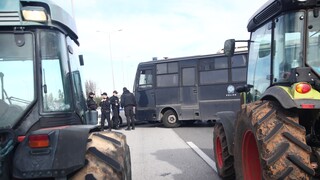 «Μπλόκο» της ΕΛΑΣ στην μηχανοκίνητη πορεία των αγροτών στην Θεσσαλονίκης - Μουδανιών