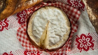 Σοκ στη Γαλλία: Το τυρί καμαμπέρ κινδυνεύει με εξαφάνιση