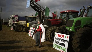 Ιταλία: Οι αγρότες έκαναν πίσω και στέλνουν τέσσερα τρακτέρ στο κέντρο της Ρώμης