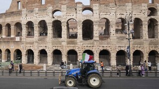 Ιταλία: Έφτασαν τα τρακτέρ στη Ρώμη - Διέσχισαν δρόμους κοντά στο Κολοσσαίο