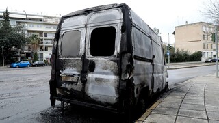 Πανεπιστημιούπολη: Φωτιά σε τέσσερα οχήματα έβαλε τη νύχτα ομάδα αγνώστων