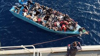 Η φρεγάτα «Κανάρης» στην επιχείρηση διάσωσης δεκάδων μεταναστών στην Κρήτη