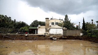 Κύπρος: Βομβαρδισμένο τοπίο από την κακοκαιρία η Λεμεσός - Ακρωτηριάστηκε στα δάκτυλα ένας άνδρας