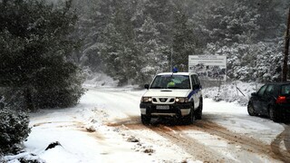 Χιονίζει στην Πάρνηθα - Διακόπηκε η κυκλοφορία από το ύψος του τελεφερίκ