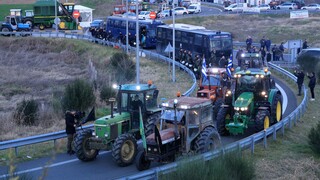 Αγρότες: Κλείνουν τελωνεία, προχωρούν σε αποκλεισμούς - Κατεβαίνουν με τρακτέρ στην Αθήνα