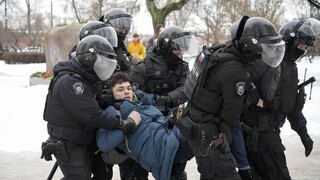 Θάνατος Ναβάλνι: Εκατοντάδες συλλήψεις σε 30 πόλεις σε εκδηλώσεις στη μνήμη του