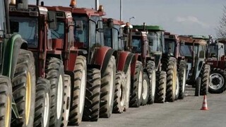 Αγρότες: Έκλεισε η Εθνική οδός και παράδρομοι στον κόμβο του Μπράλου
