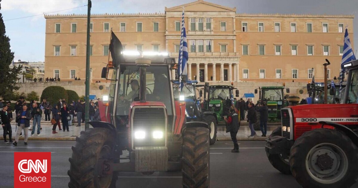 Αγρότες: Τα τρακτέρ έξω από τη Βουλή – Πορεία προς το Σύνταγμα