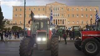 Αγρότες: Τα τρακτέρ έξω από τη Βουλή - Πορεία προς το Σύνταγμα