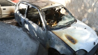 Εμπρηστική επίθεση στα Πατήσια: Στις φλόγες τυλίχθηκαν τρία οχήματα