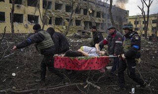 Με το βλέμμα του φωτορεπόρτερ: 10 συγκλονιστικά «κλικ» από τα δύο χρόνια πολέμου στην Ουκρανία