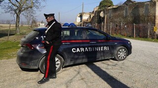 Ιταλία: Καθίζηση του οδοστρώματος «κατάπιε» δύο ΙΧ στη Νάπολη  –  Δύο τραυματίες